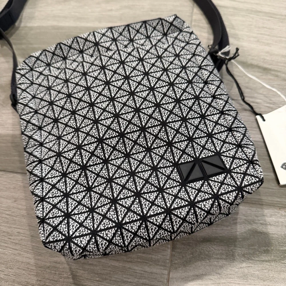 BAO BAO ISSEY MIYAKE Black Voyager Crossbody Bag 241730M170007 - Picture 5 of 15